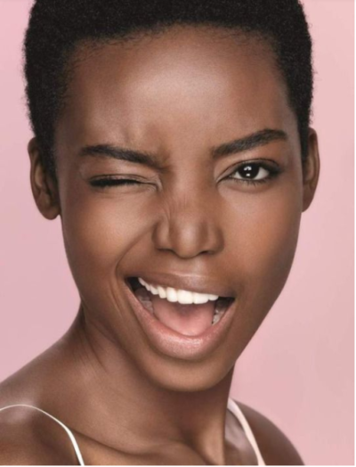 femme noire sourire