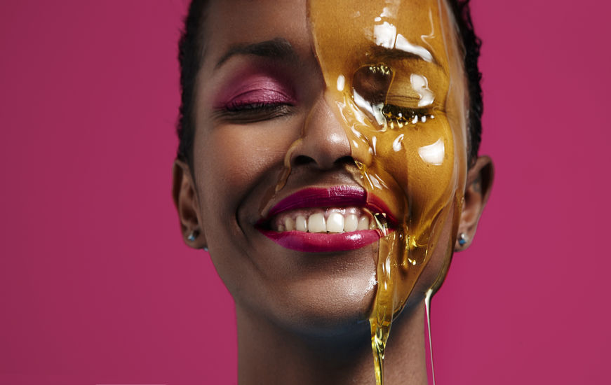Black woman honey face mask miel masque visage maquillage 